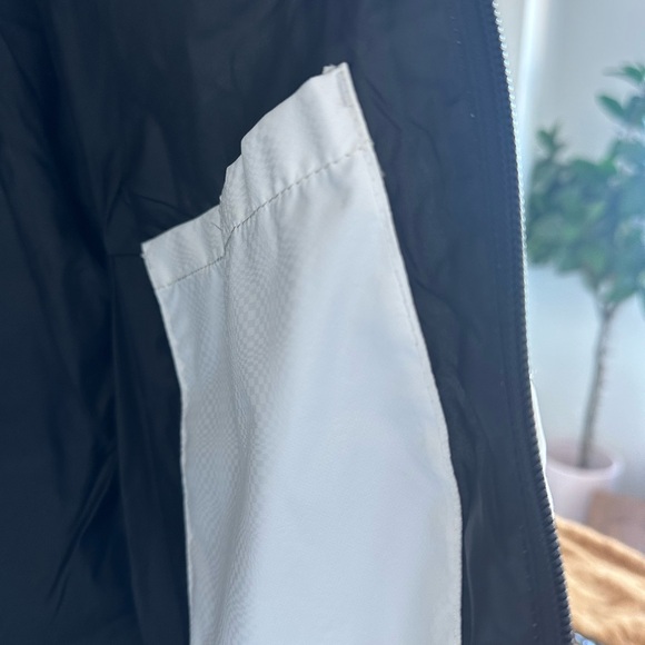 White AVALANCHE ski jacket with hood. - Picture 4 of 5